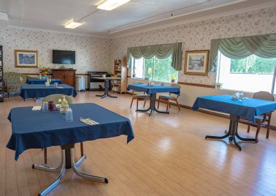 The dining room of the Woodland Nursing and Rehab facility showing linen table cloths